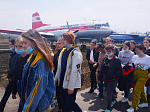 Семиклассники 5-й школы осматривают экспозицию авиамузея под открытым небом.