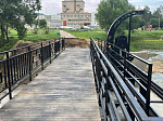 Ремонт мостика через речку Дачную завершается