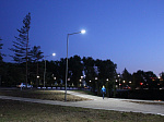 В вечернее время на территории сквера в честь 25-летия г. Арсеньева за спортивной школой «Полет» горят фонари – здесь завершены работы по подключению освещения 