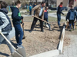 Продолжается реконструкция сквера, в котором установлен памятник Герою России Олегу Пешкову
