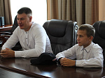 Глава города Владимир Пивень встретился с юным самбистом Юрием Осановым и его тренером Дмитрием Шигида