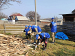 Молодогвардейцы помогают семьям мобилизованных приморцев заготавливать дрова и убирать огороды
