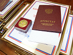 Арсеньевским выпускникам вручили медали «За особые успехи в учении»