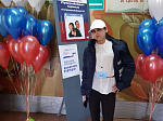 Жители Арсеньева активно фотографируются рядом с избирательными участками